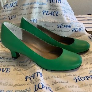 New! Size 12W women’s Array green pumps!